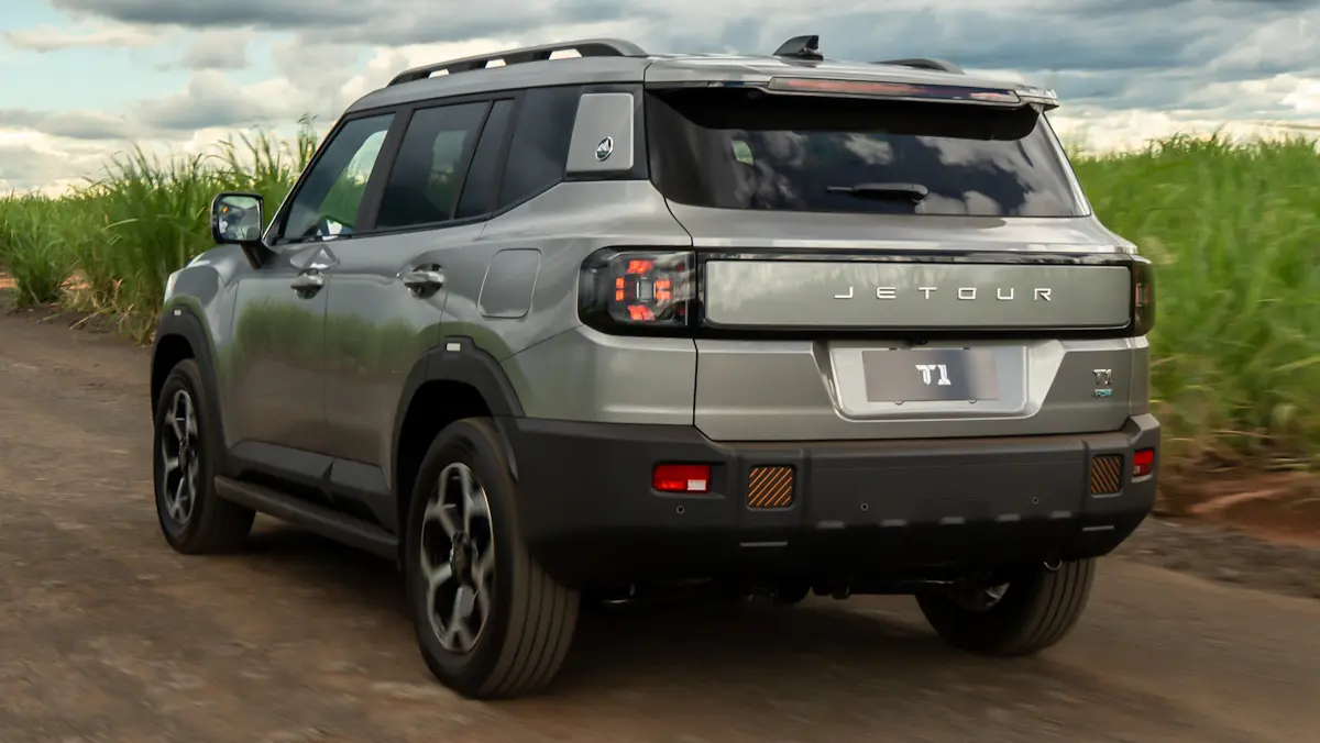 Jetour T1 cinza de traseira na terra
