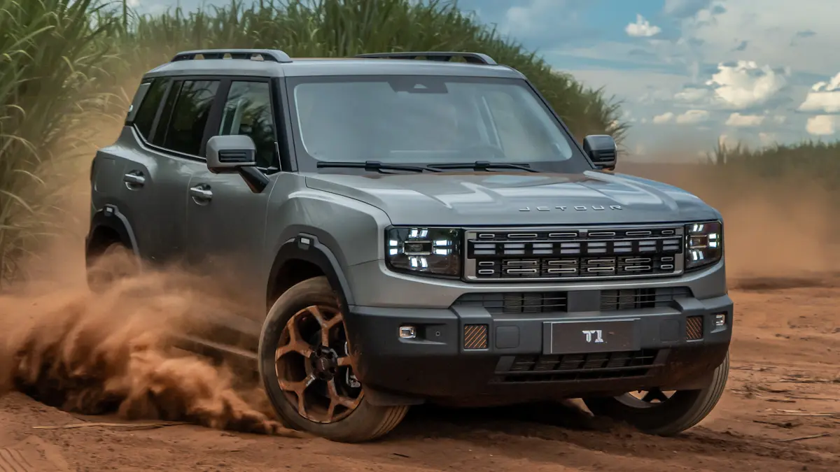 Jetour T1 cinza de frente levantando poeira na terra