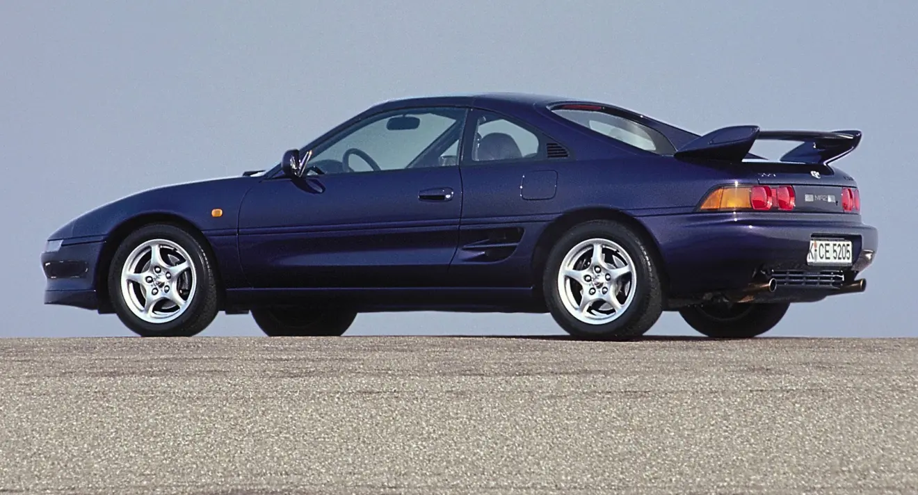 Toyota MR2 azul parado de lateral