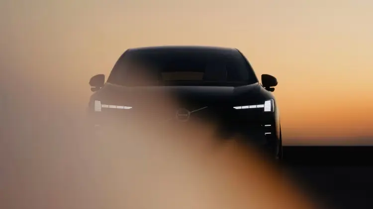 Novo Volvo EX60 parado de dianteira