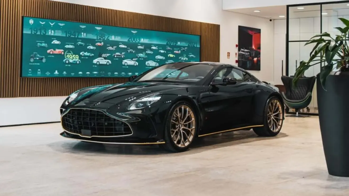 Aston Martin Vantage S 2026 estático na cor verde