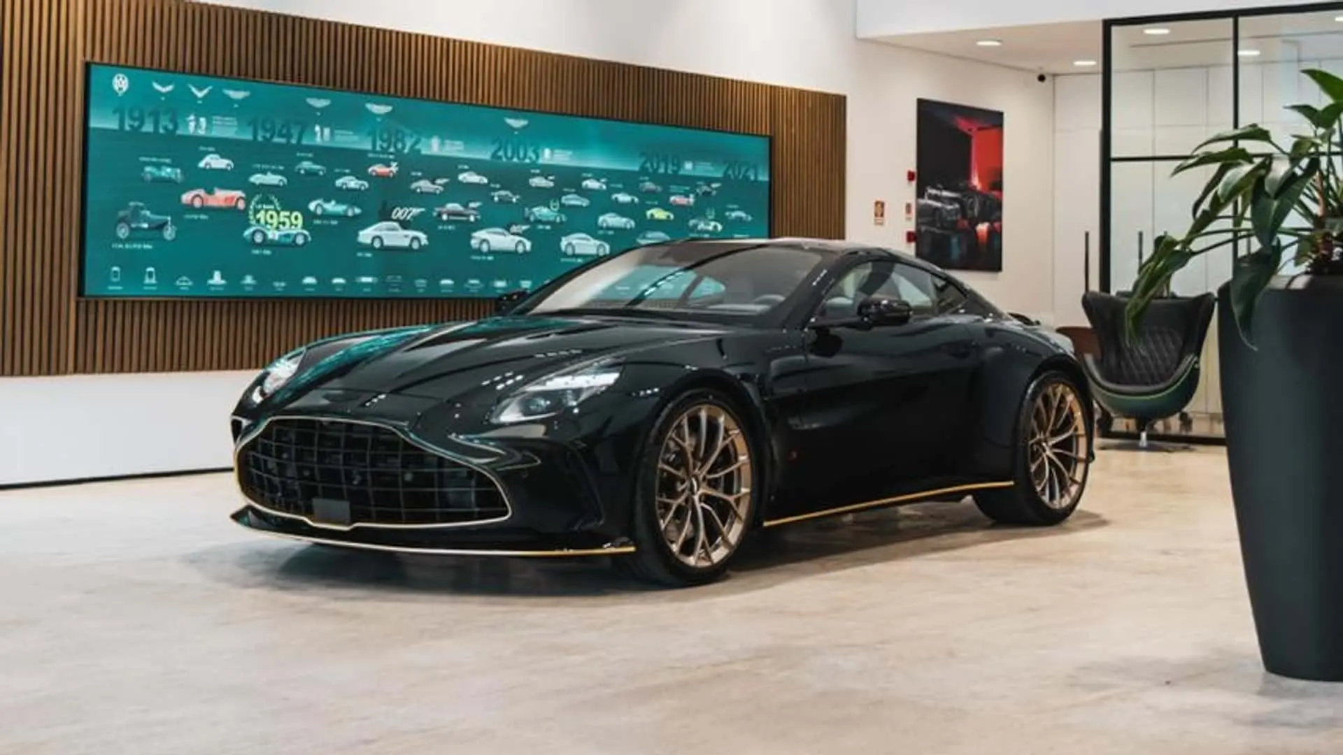 Aston Martin Vantage S 2026 estático na cor verde. Marca não terá um modelo elétrico antes de 2030