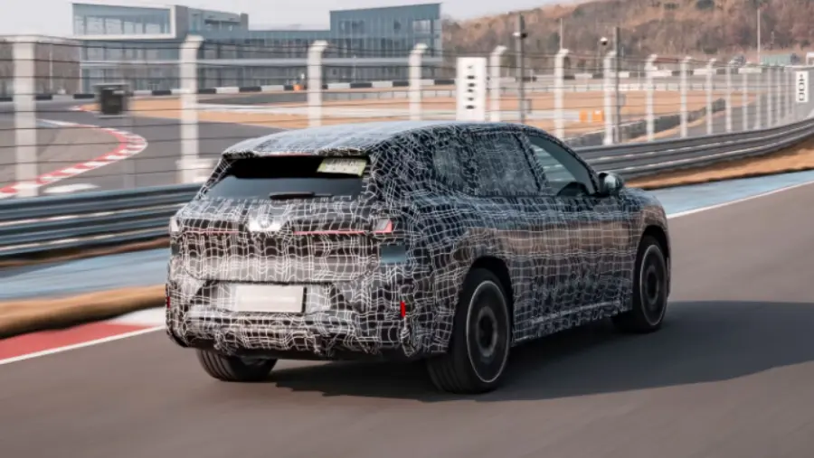 Novo BMW iX3 chinês visto de trás e camuflado