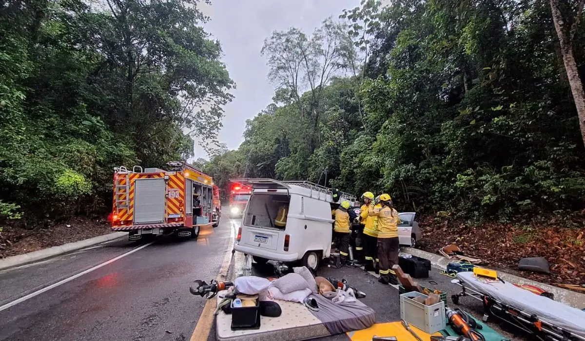 Volkswagen Kombi branca destruída após acidente na BR-282