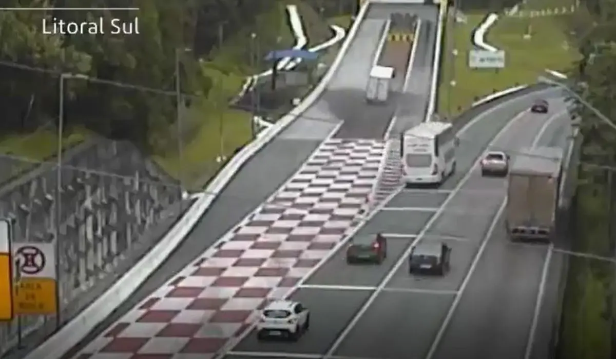 área de escape da BR-376 e carros passando na via