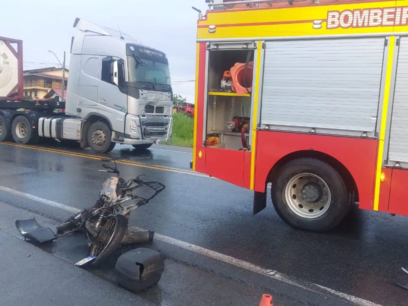 moto destruída após acidente na BR-470