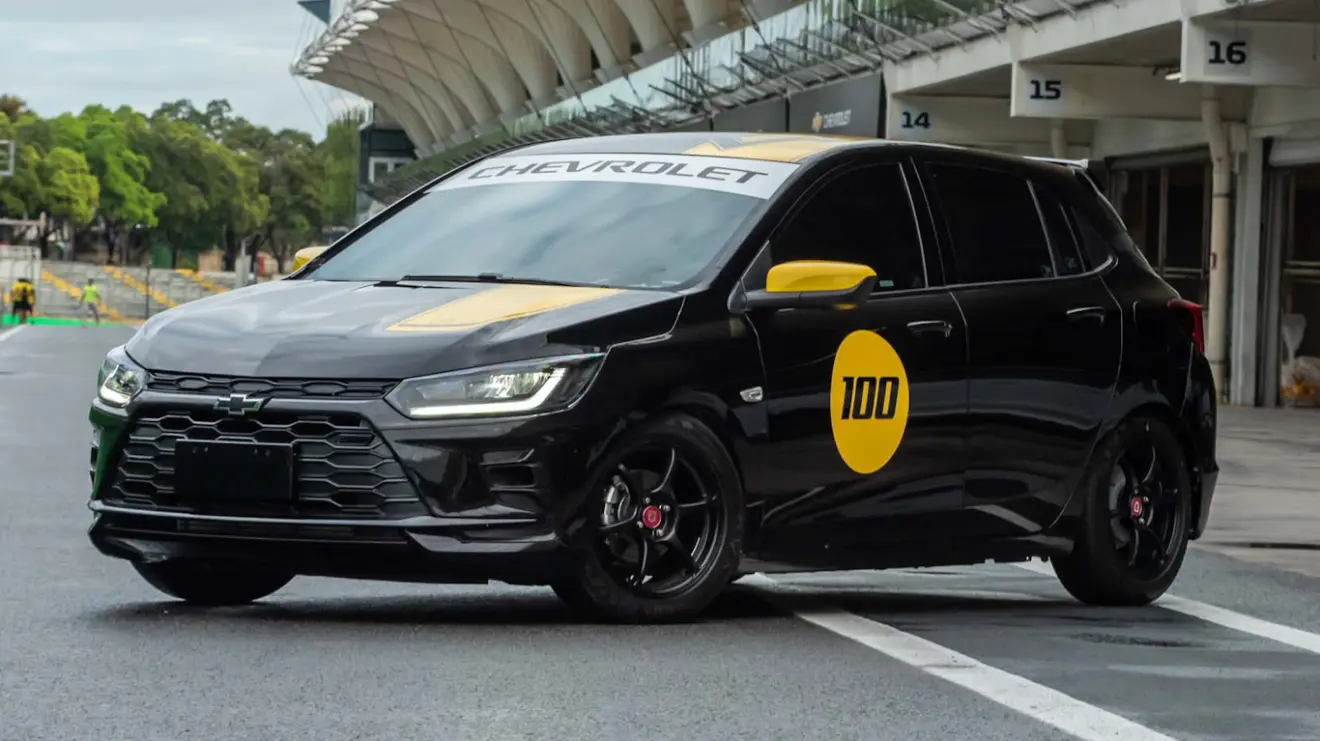 Chevrolet Onix Track Day preto visto de lado