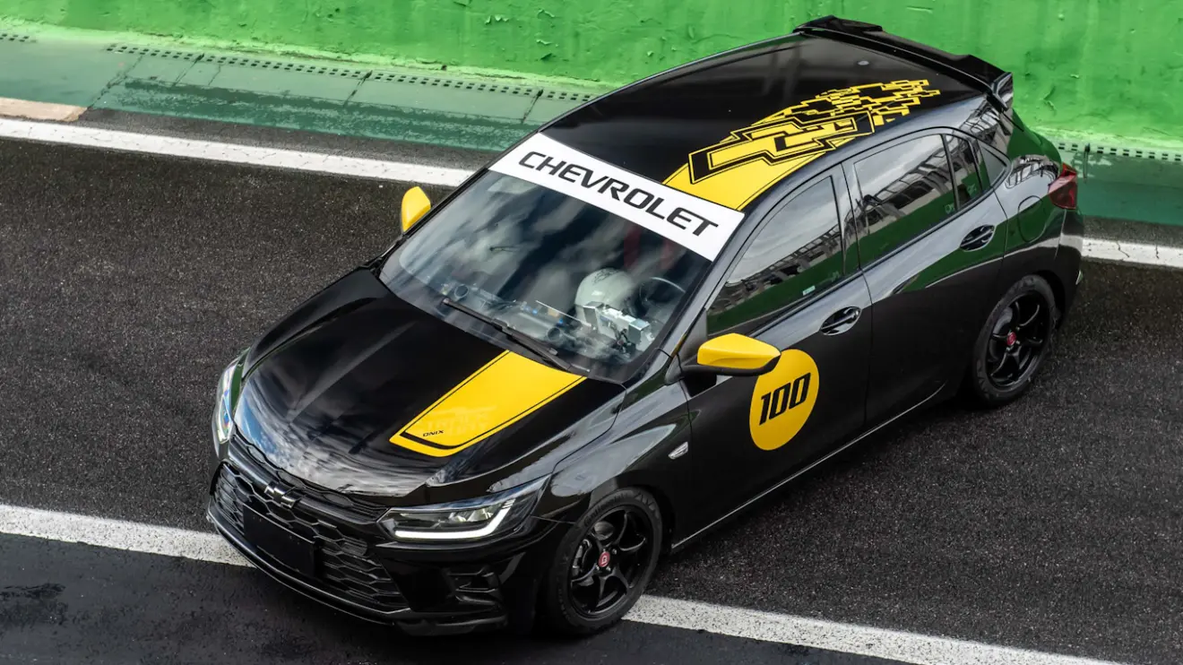 Chevrolet Onix Track Day preto visto de cima
