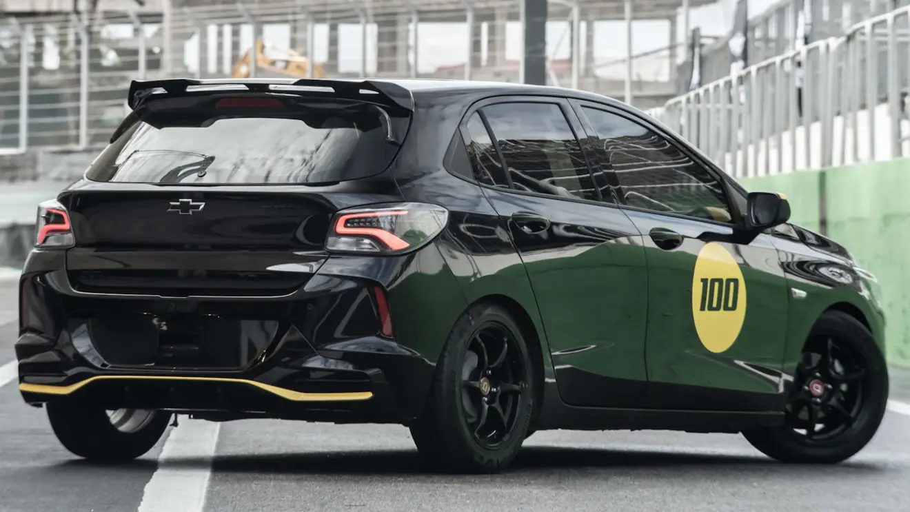 Chevrolet Onix Track Day preto visto de trás