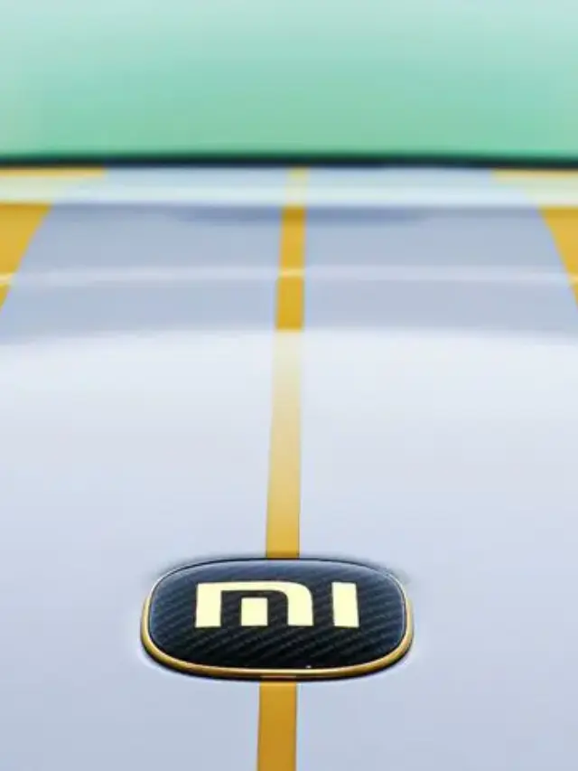 logotipo da xiaomi em dourado e fibra de carbono no capô de um Su7 ultra amarelo com faixa branca