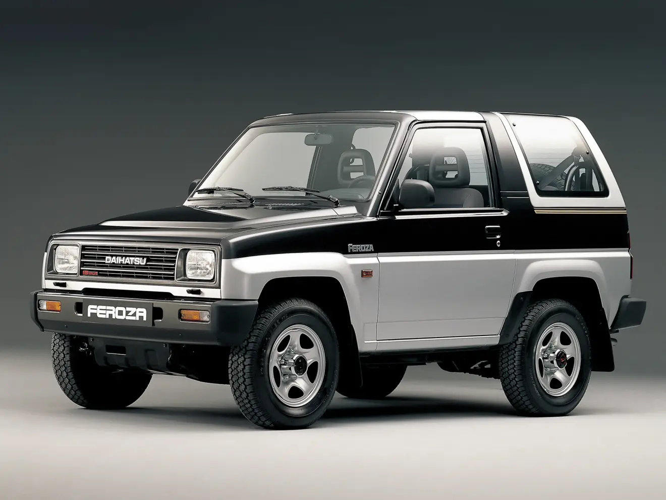 Daihatsu Feroza preto e branco visto de lado