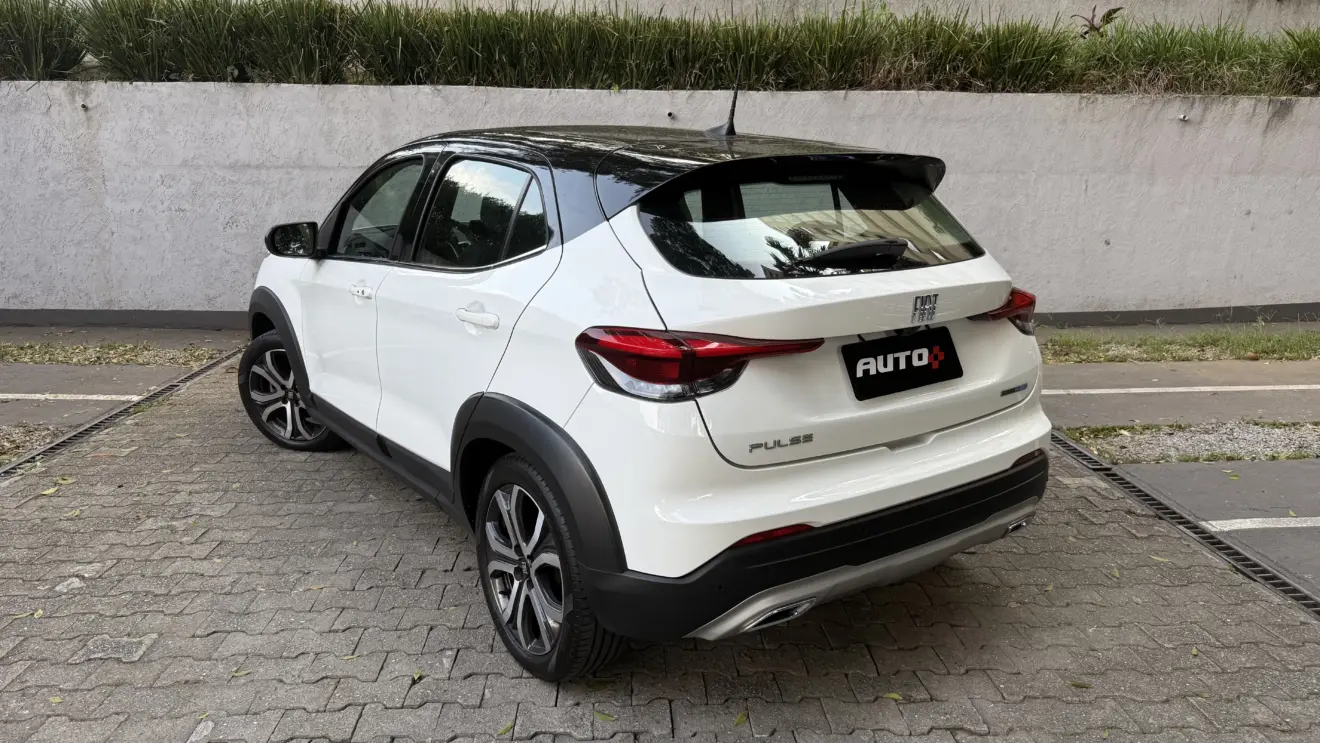 Fiat Pulse Impetus Hybrid branco visto de trás