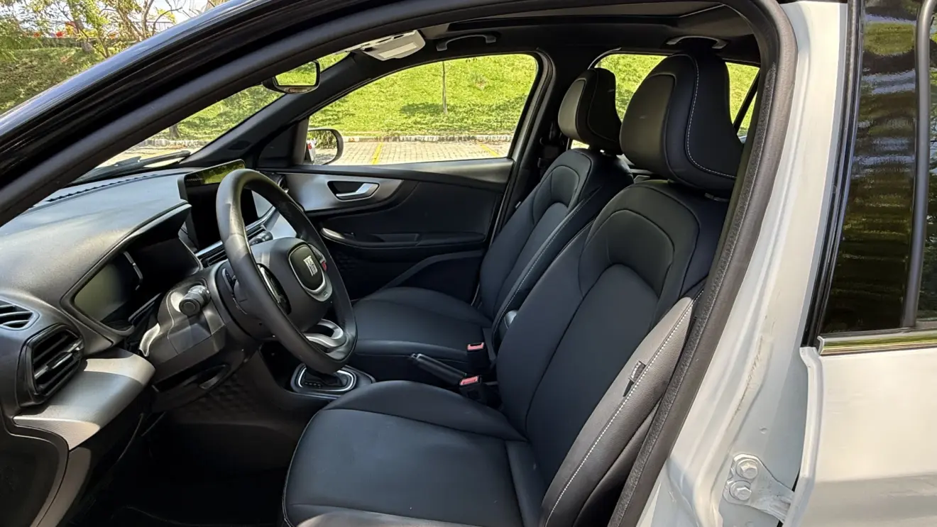 bancos dianteiros do Fiat Pulse Impetus Hybrid