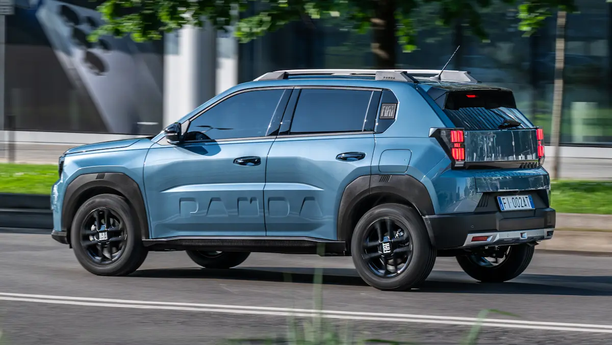 Fiat Grande Panda / novo Argo azul de traseira