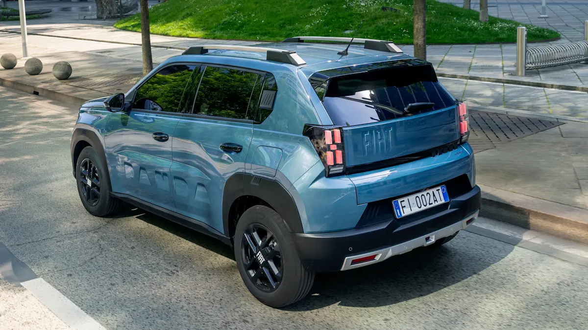 Fiat Grande Panda / novo Argo azul de traseira