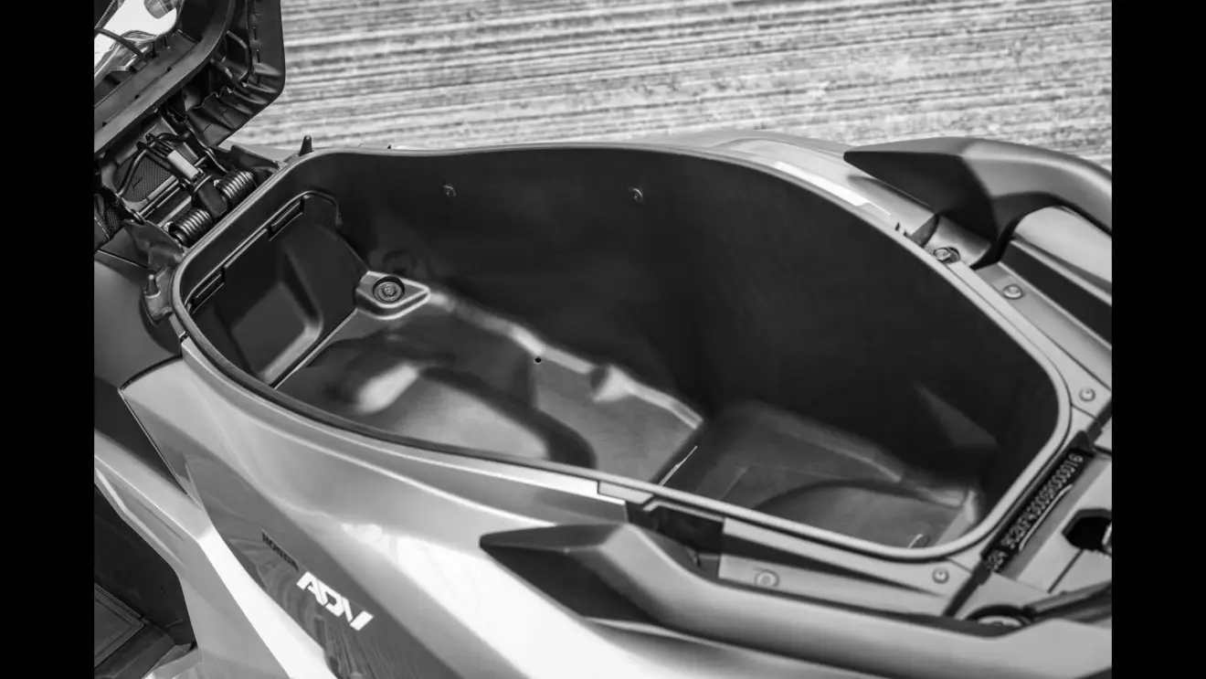 Baú sob o banco da Honda ADV 160