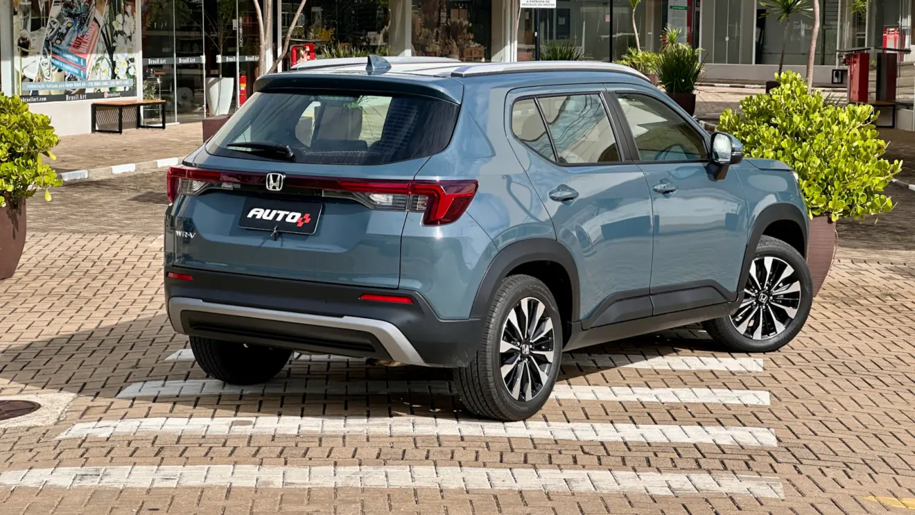 Honda WR-V EXL azul de traseira em um shopping