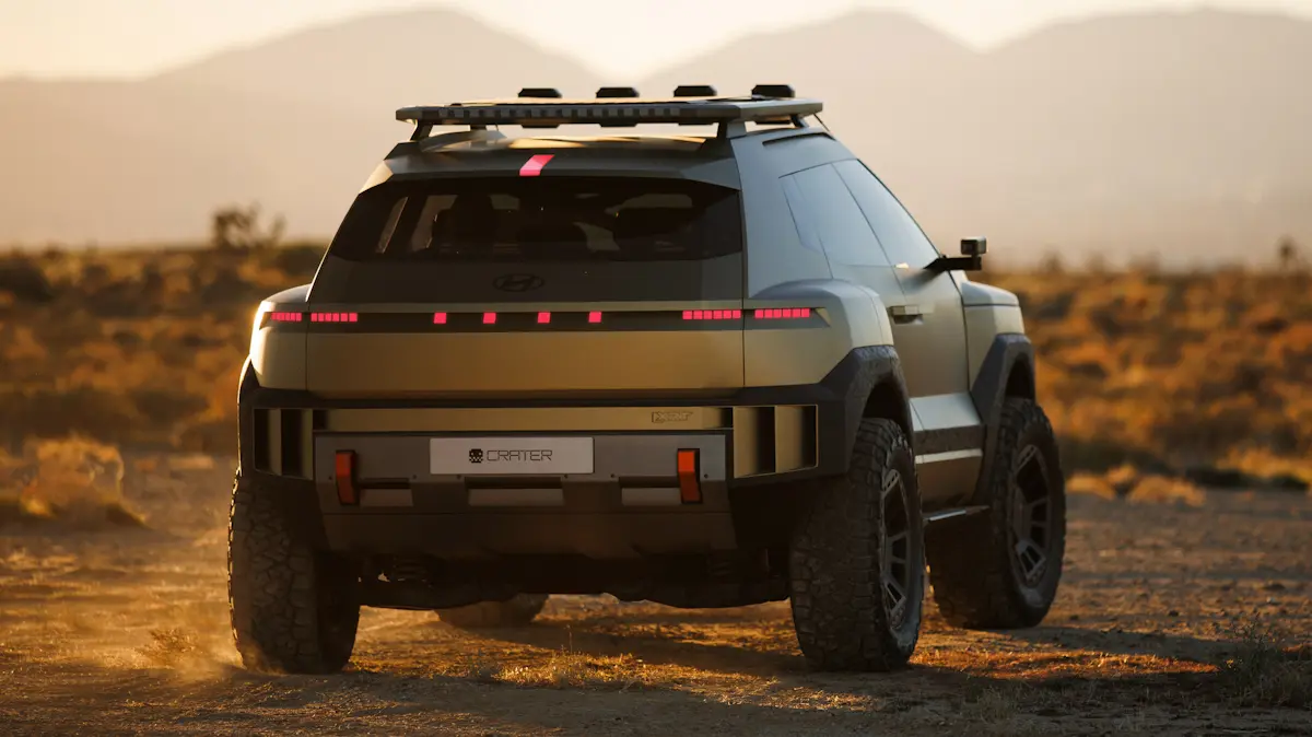Hyundai Crater Concept de traseira no deserto