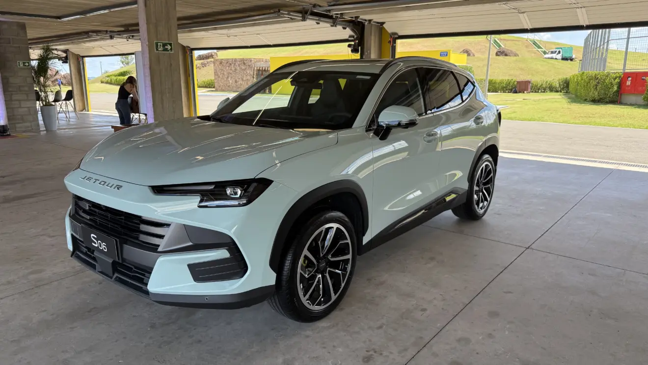 Jetour S06 Premium azul visto de frente