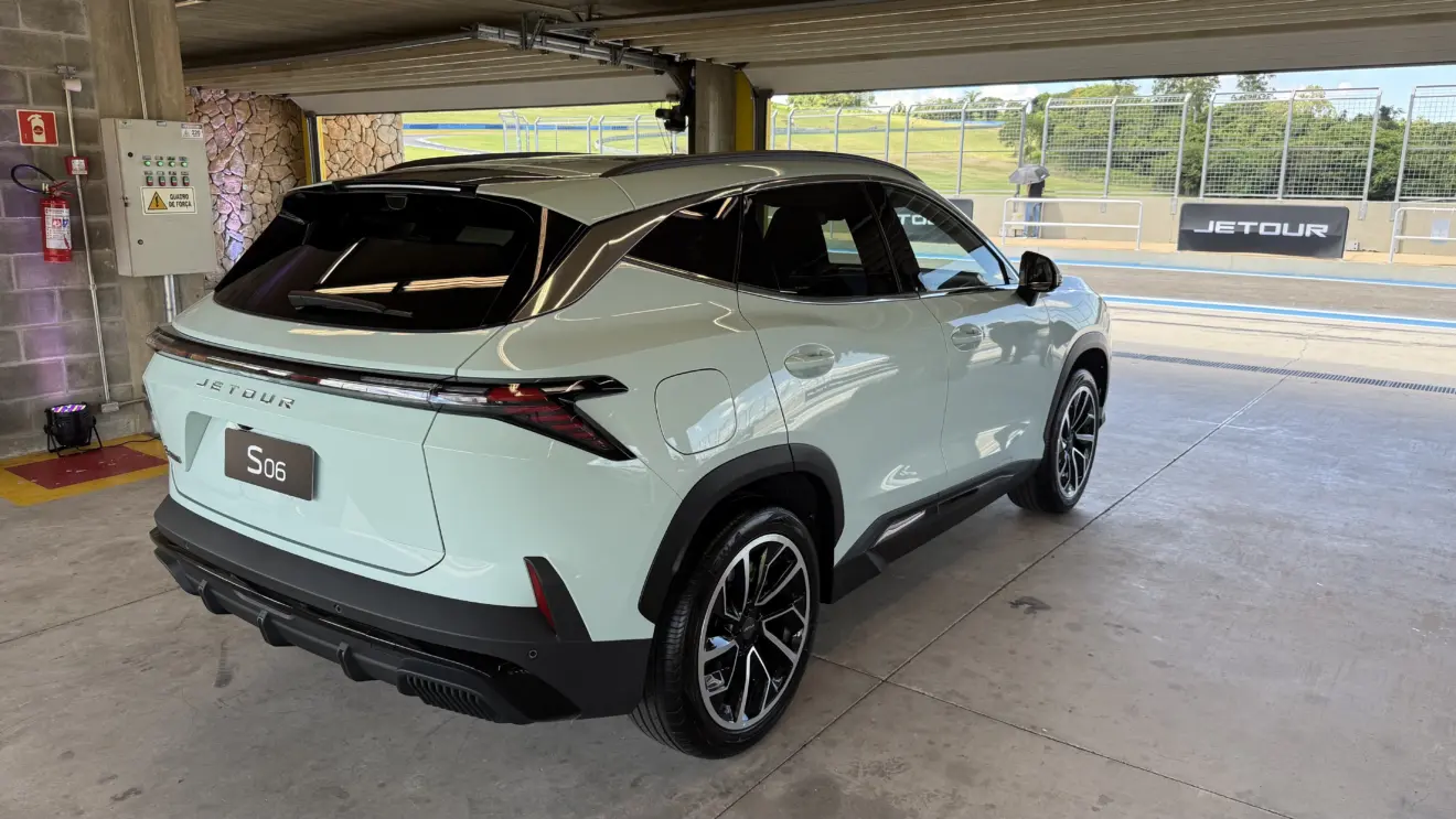 Jetour S06 Premium azul visto de trás