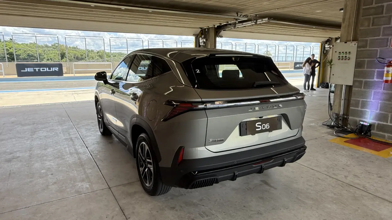 Jetour S06 Advance cinza visto de trás