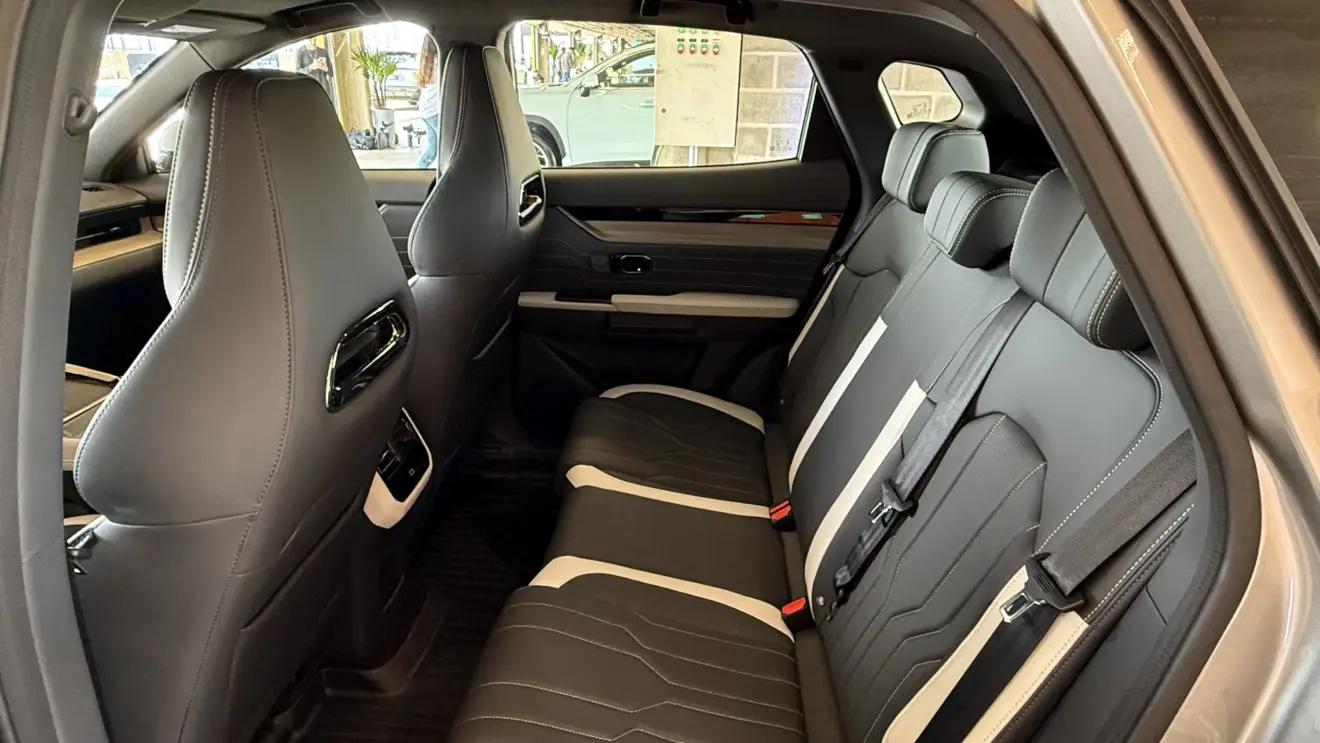 Cabine de trás do Jetour S06 Advance