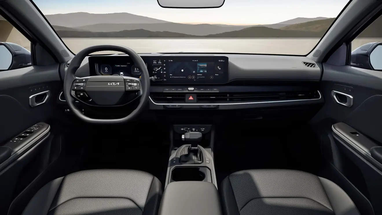 Interior com telas ligadas do Kia K4 perua