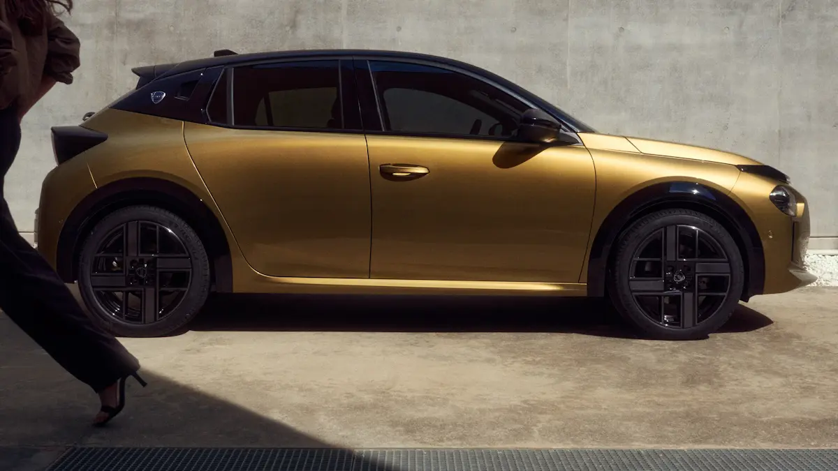 Lancia Ypsilon dourado de lateral