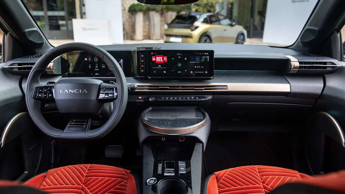 interior Lancia Ypsilon com bancos vermelhos