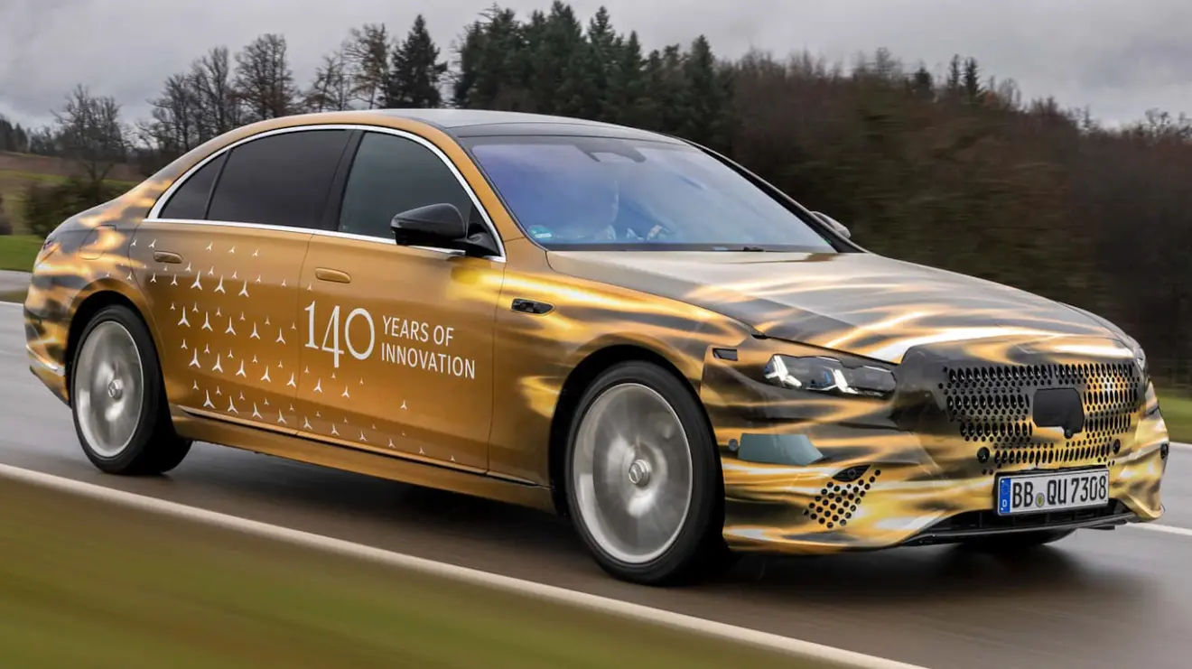 Mercedes-Benz Classe S reestilizado camuflado de dourado visto lateralmente