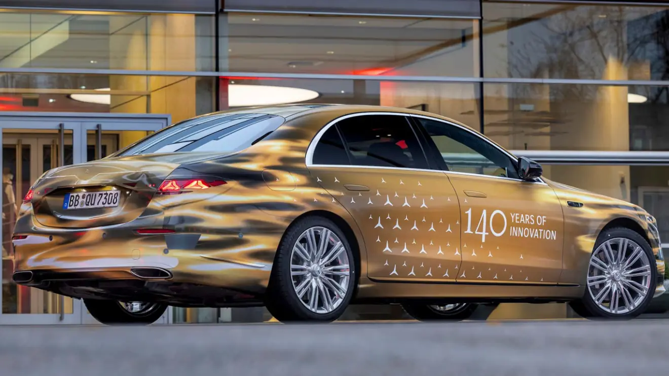 Mercedes-Benz Classe S reestilizado camuflado de dourado visto de trás