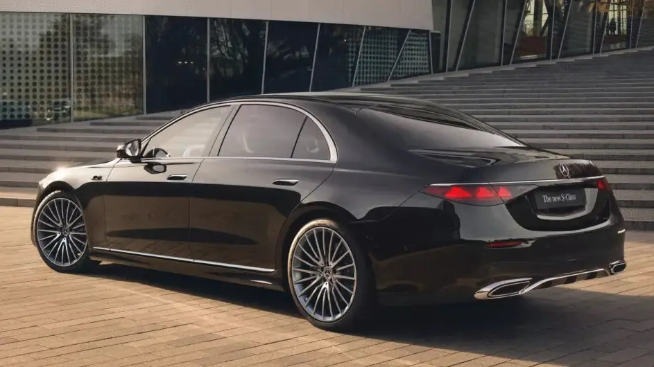 Mercedes-Benz Classe S reestilizado preto visto de trás
