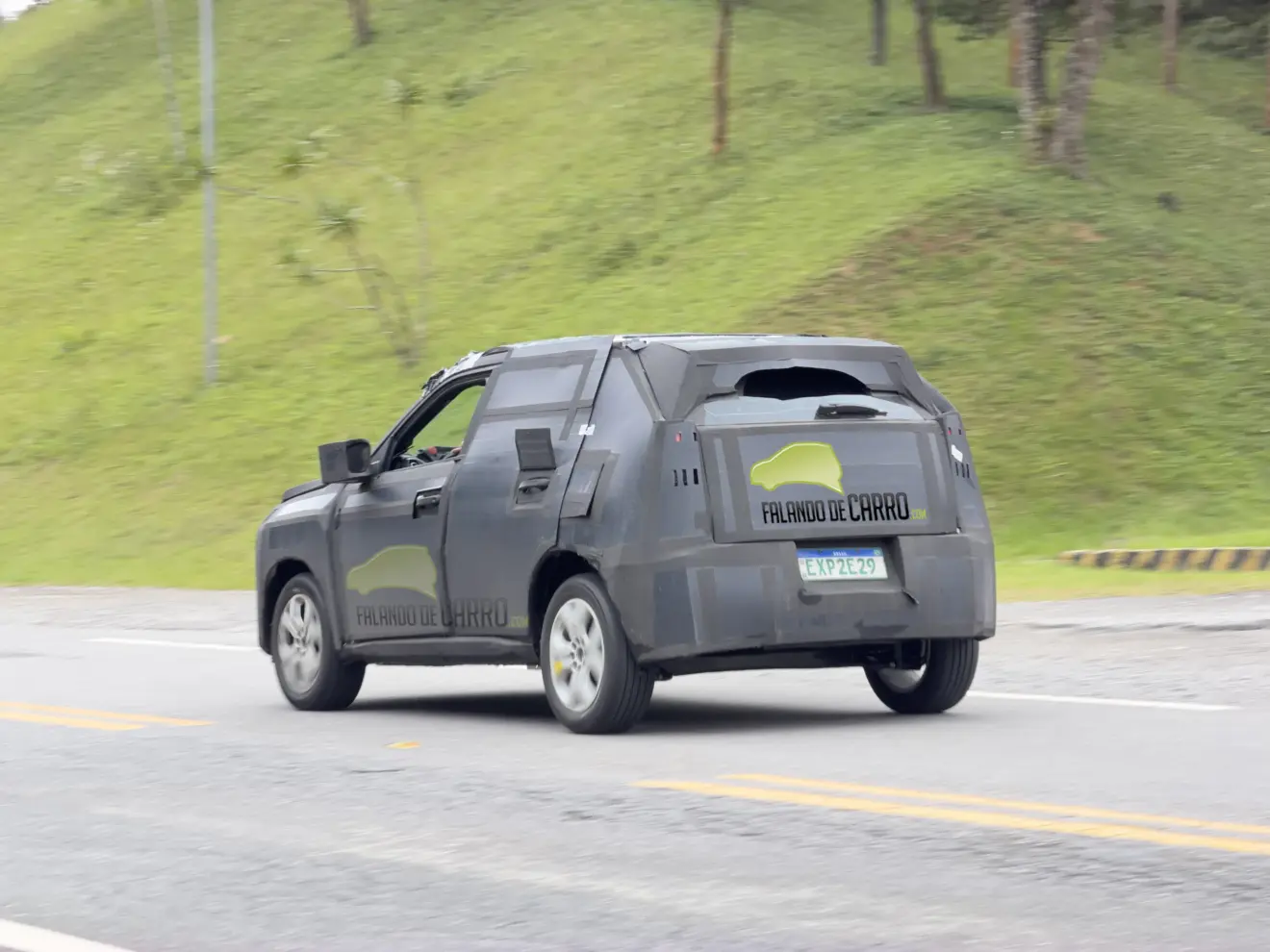 Vista traseira do protótipo camuflado do novo Fiat Argo