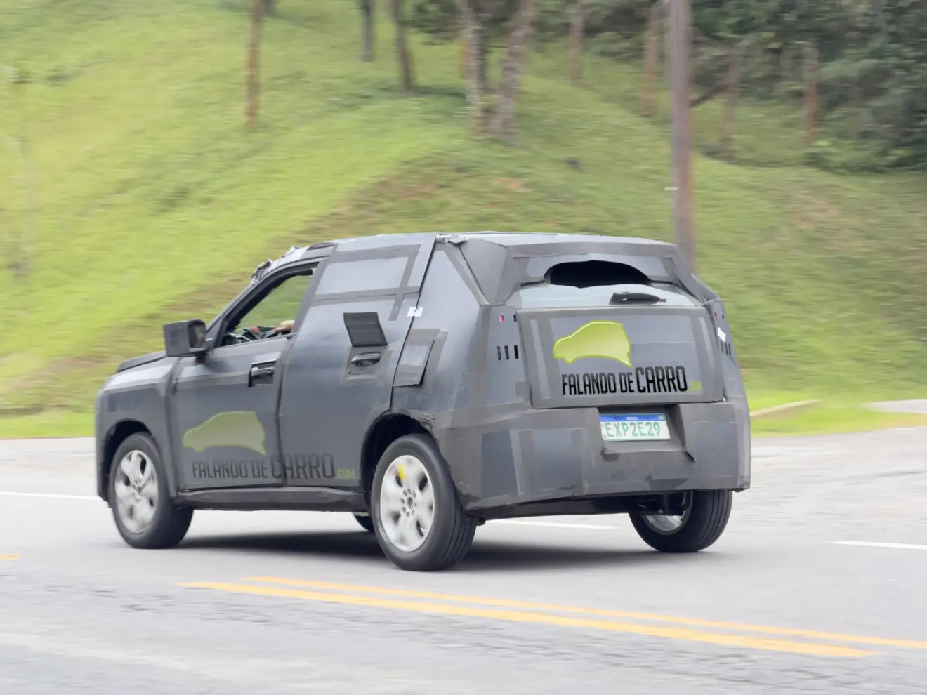 Protótipo camuflado e visto de trás do bovo Fiat Argo