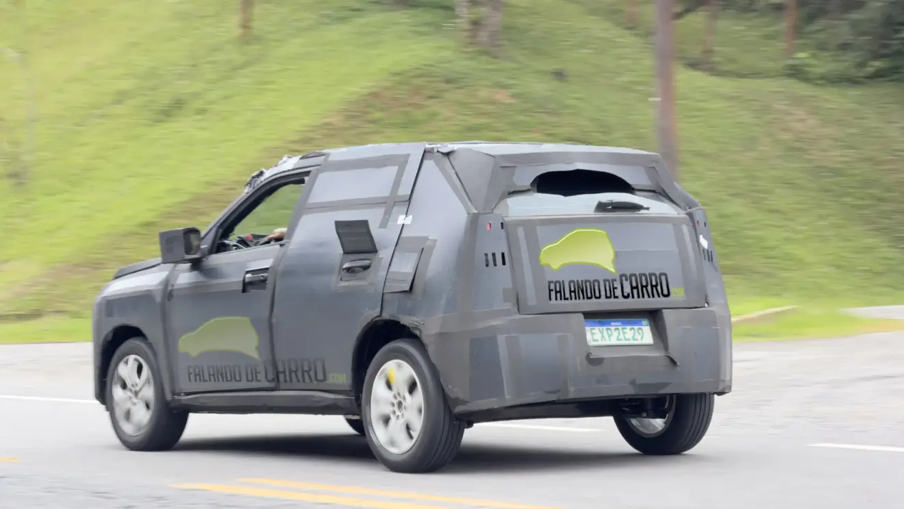 Protótipo camuflado e visto de trás do bovo Fiat Argo
