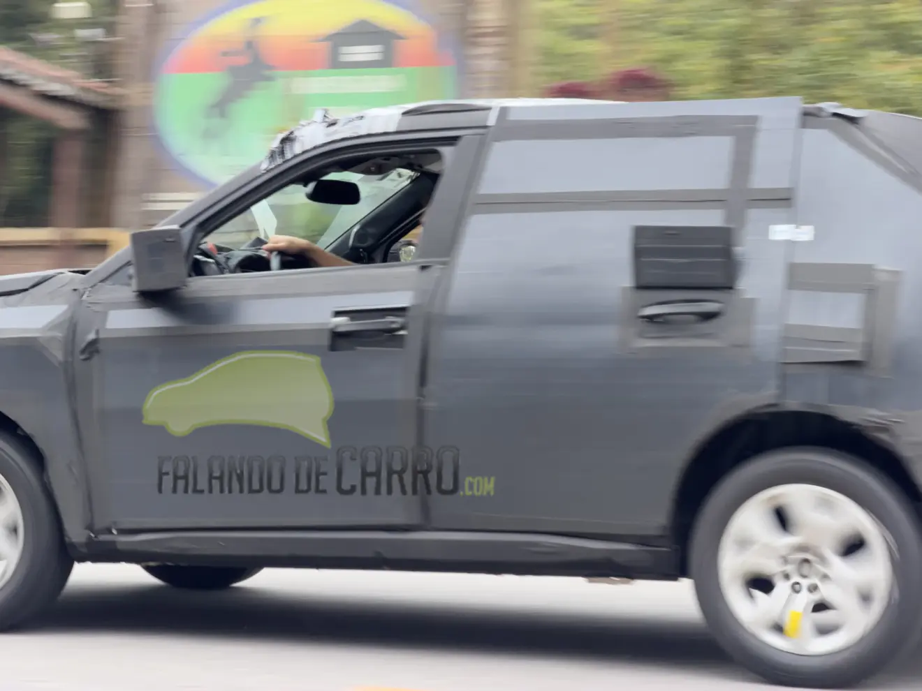 Protótipo camuflado e visto de lado do novo Fiat Argo