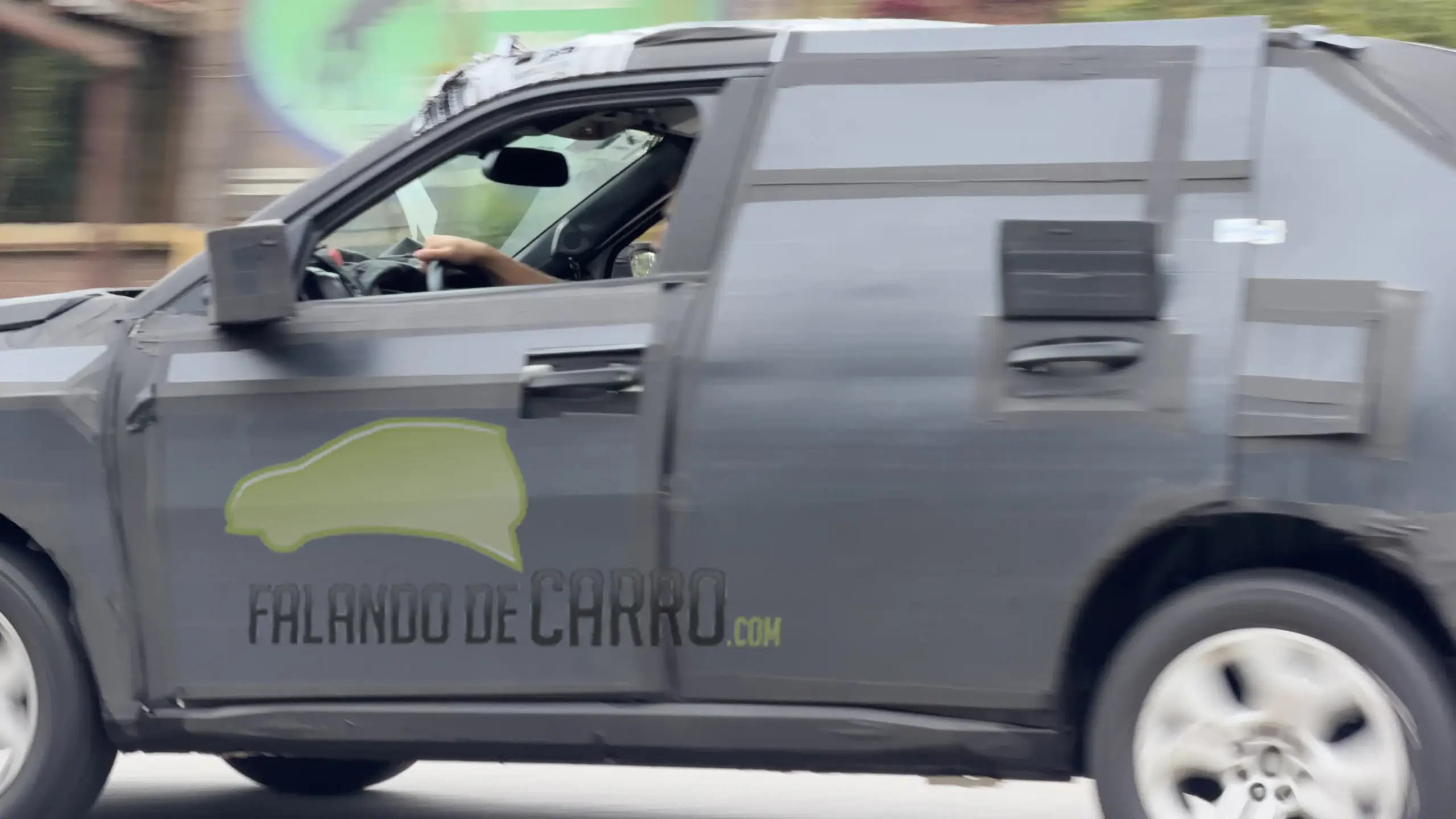 Protótipo camuflado e visto de lado do novo Fiat Argo