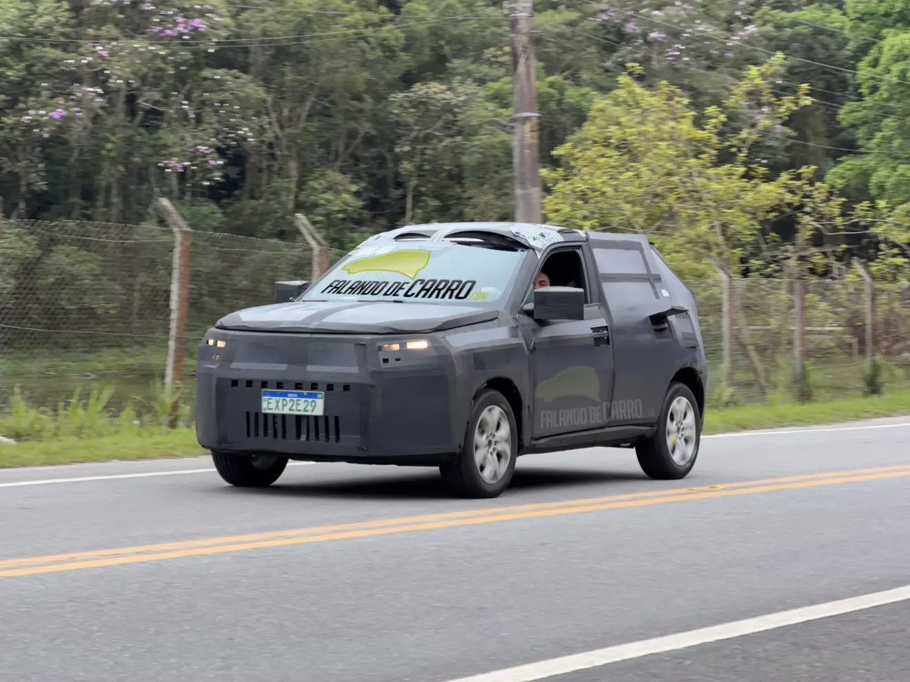 Protótipo camuflado e visto de frente do novo Fiat Argo
