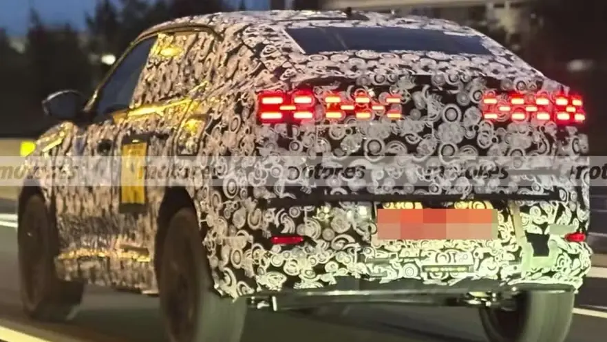 Protótipo do novo Fiat Fastabck visto de trás e com lanternas acesas