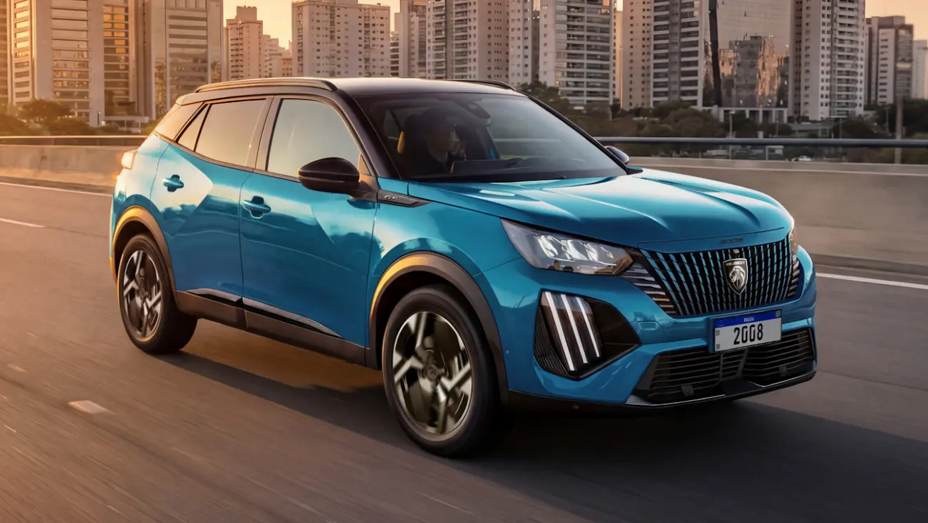 Peugeot 2008 2026 azul visto de frente e com iluminação acesa