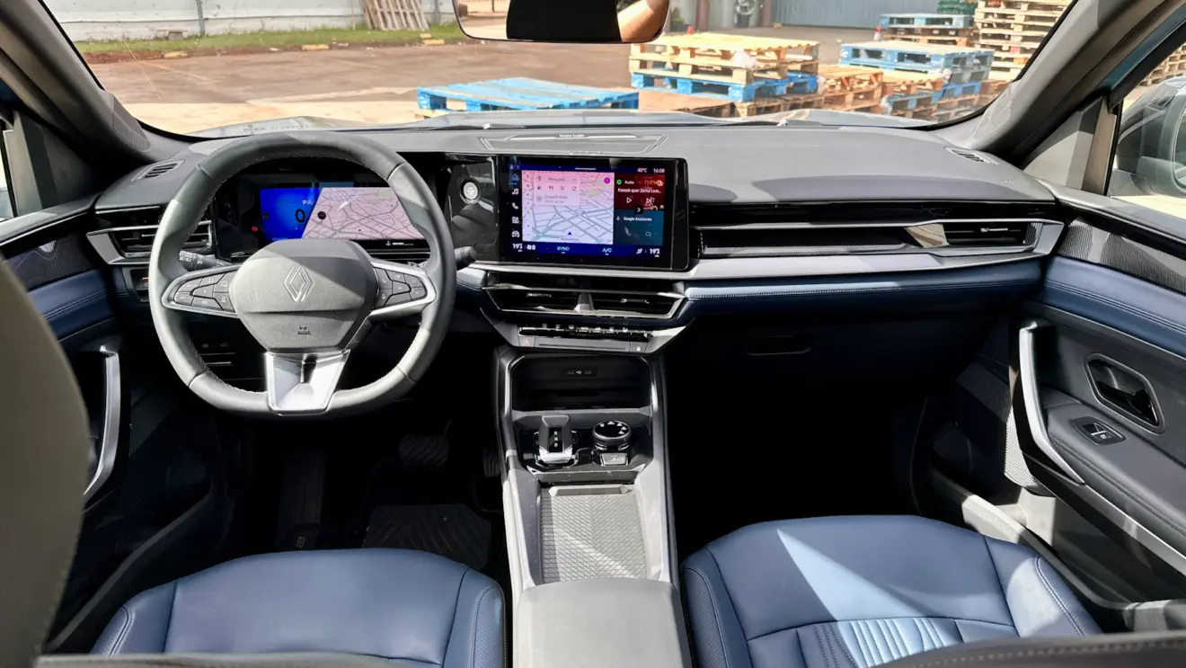Painel do Renault Boreal mostrando central multimídia com Google Maps e acabamento em couro