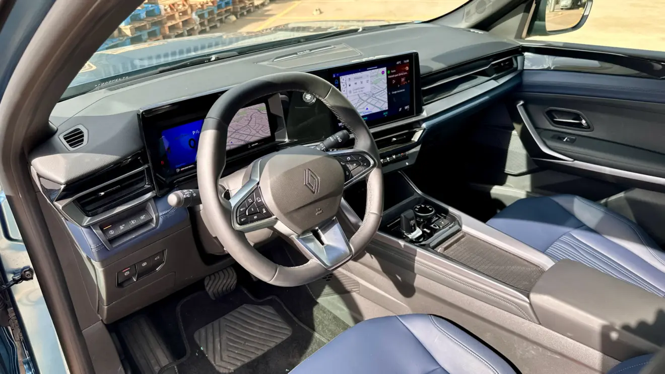 Painel do Renault Boreal mostrando central multimídia com Google Maps e acabamento em couro
