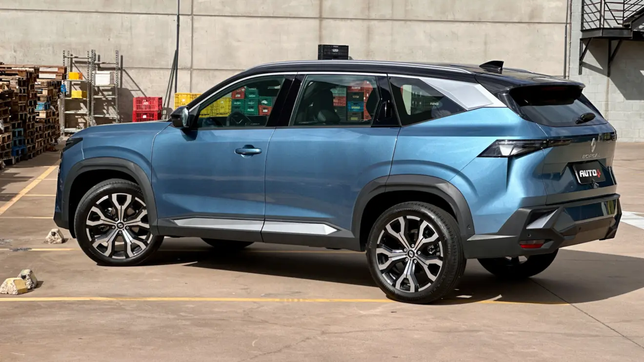 Renault Boreal Iconic azul de traseira em um galpão