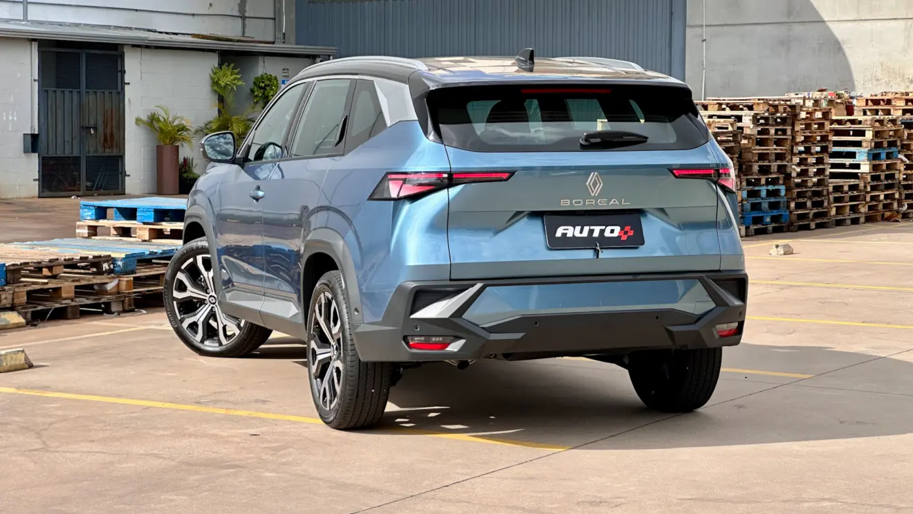 Renault Boreal Iconic azul de traseira em um galpão