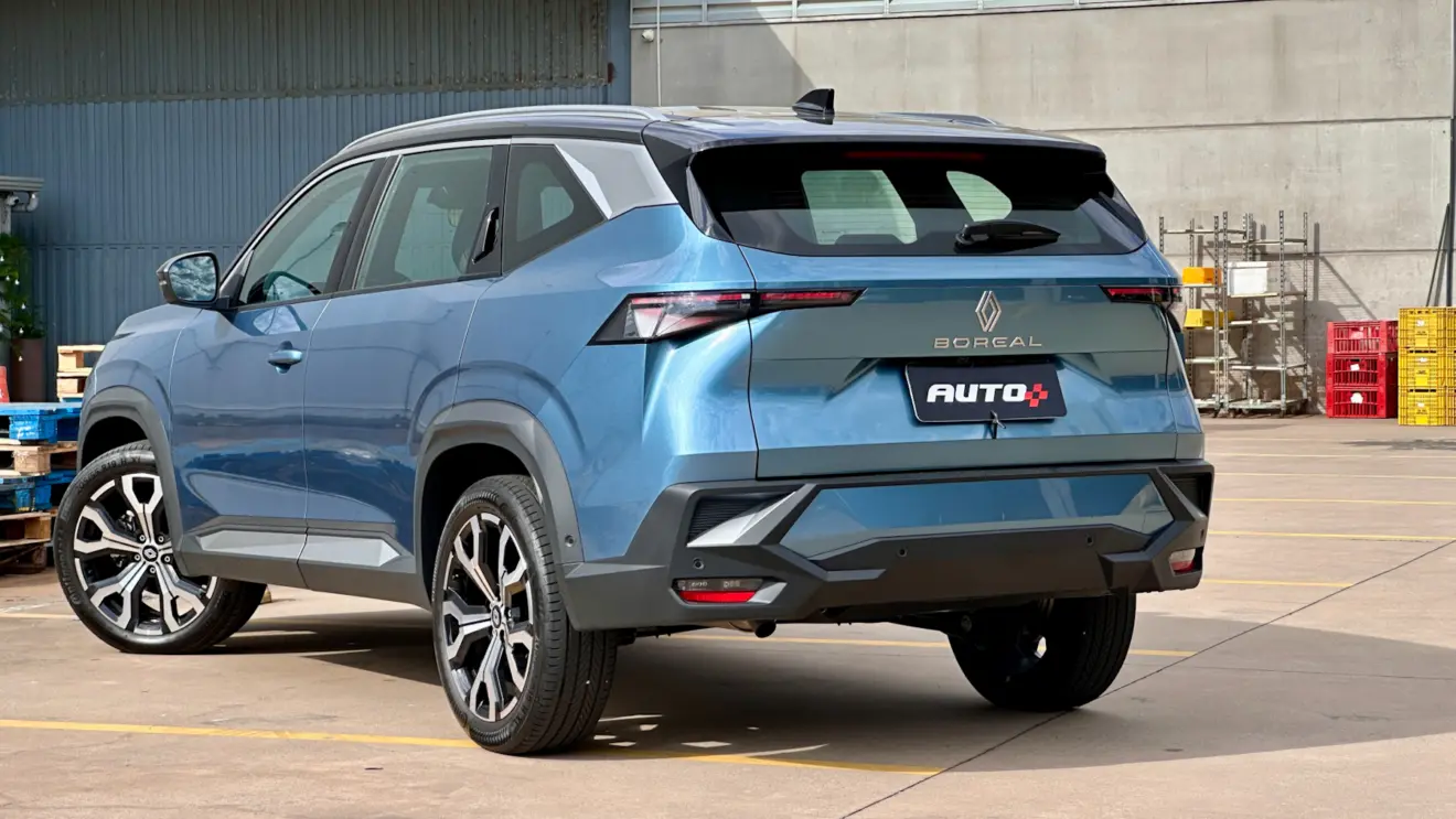 Renault Boreal Iconic azul de traseira em um galpão