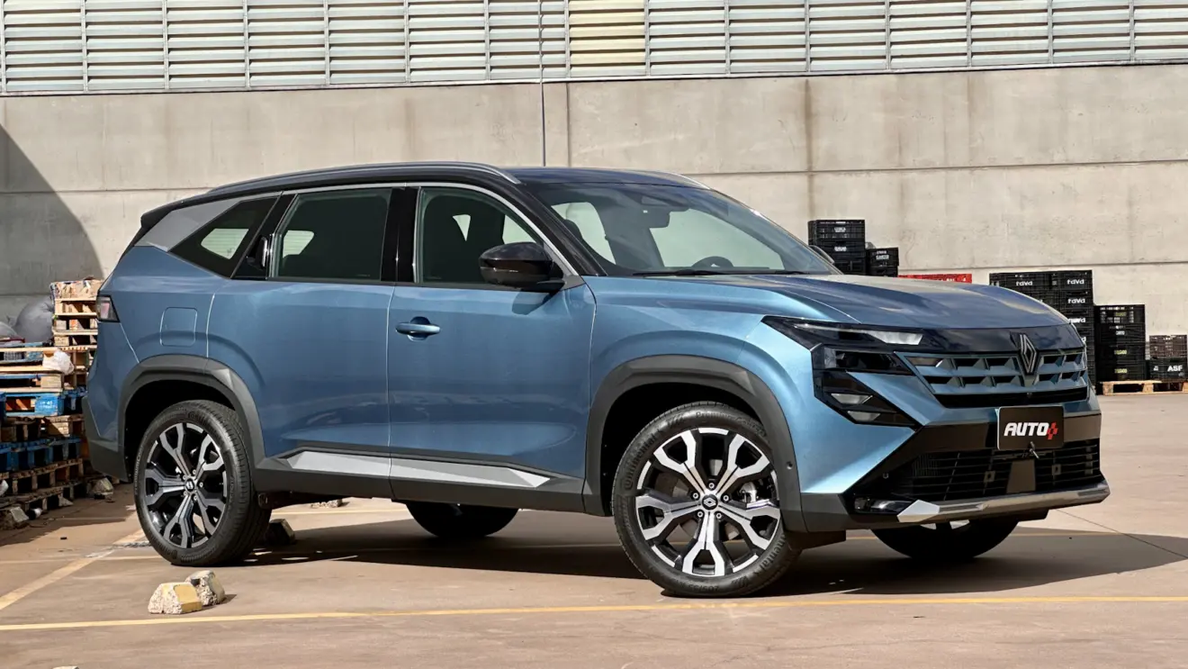 Renault Boreal Iconic azul de lado em um estacionamento