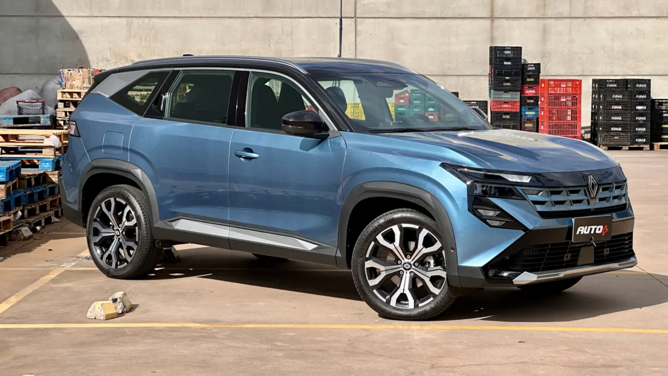 Renault Boreal Iconic azul de frente em um galpão