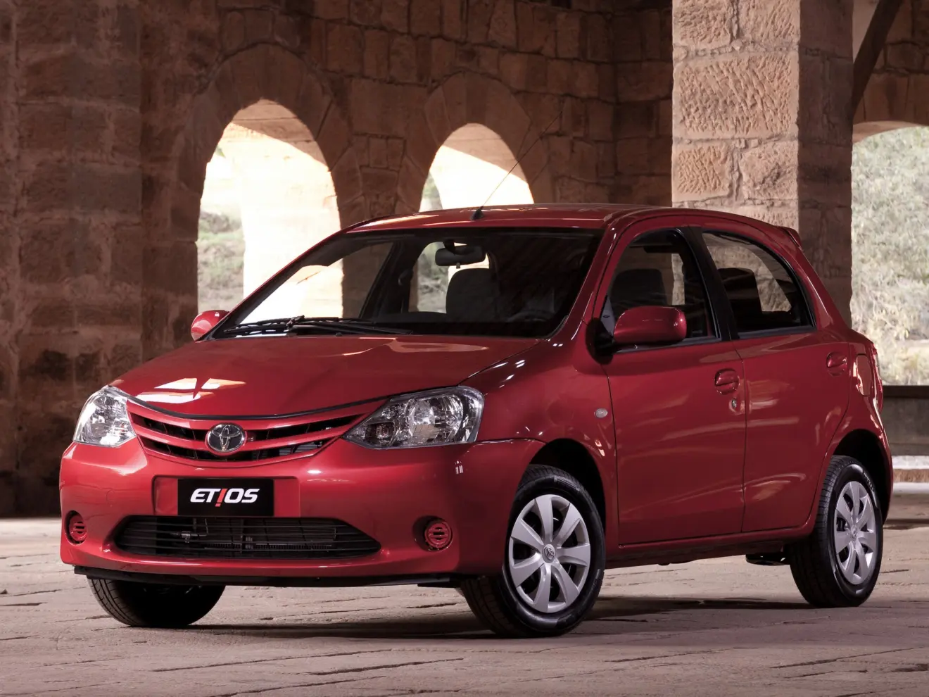 Toyota Etios hatch vermelho visto de frente