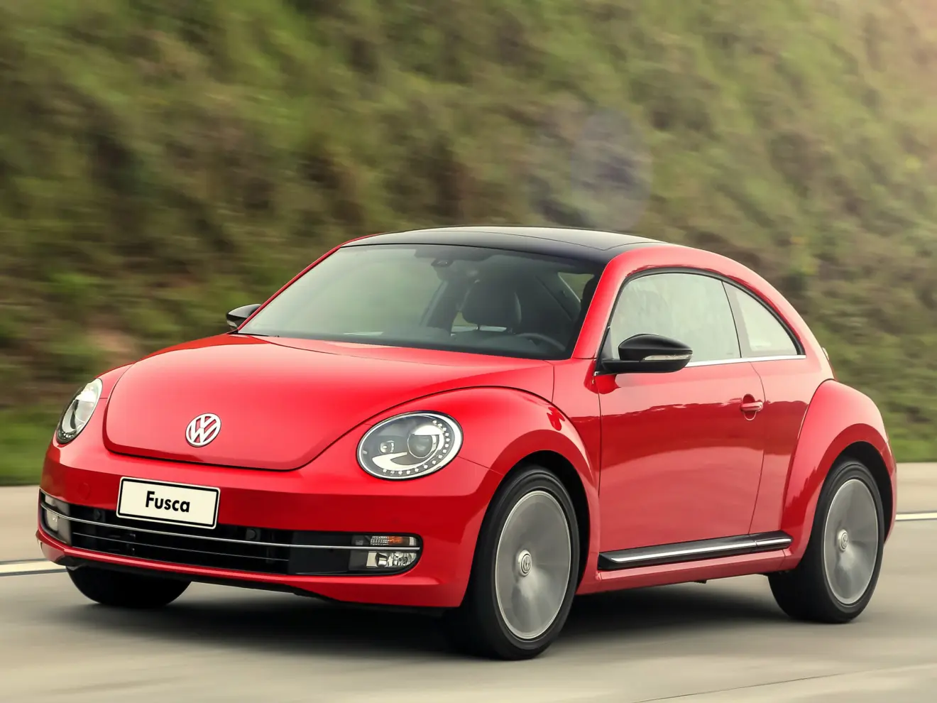 Volkswagen Fusca TSI vermelho visto de frente