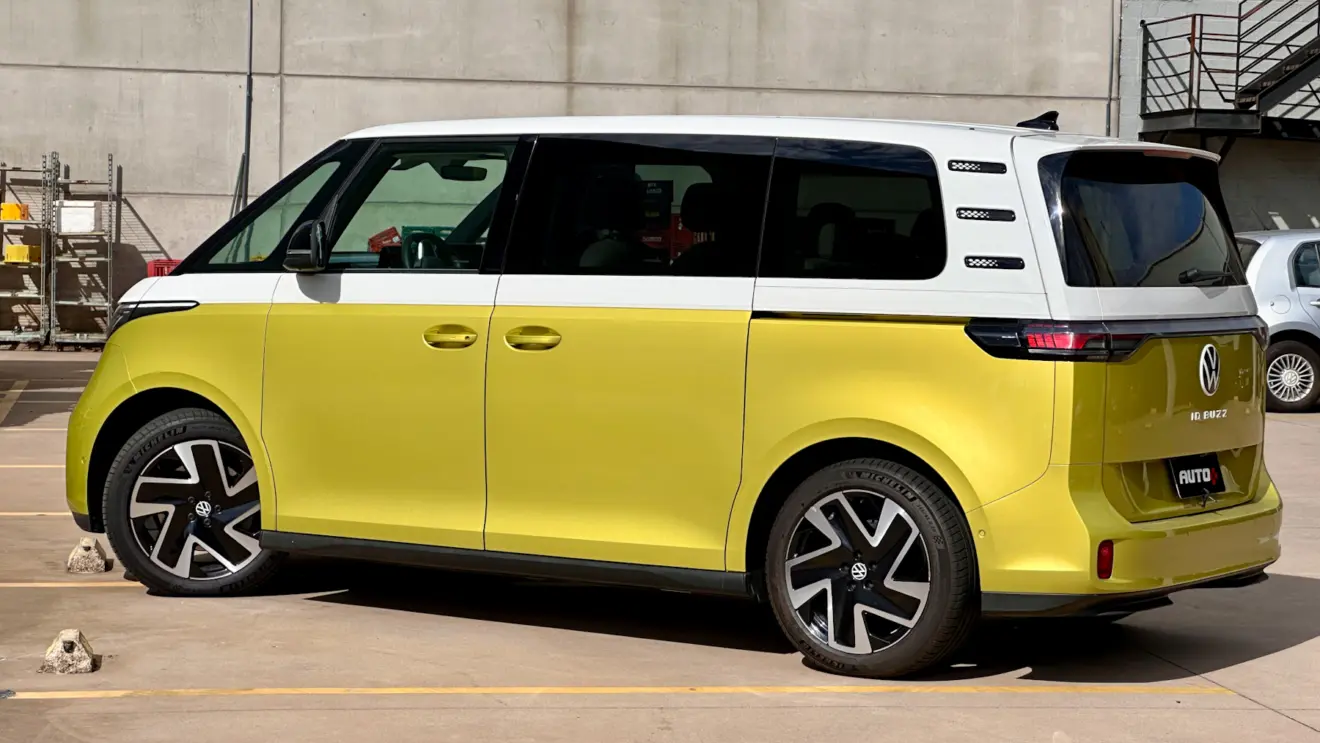 Volkswagen ID.Buzz amarela e branca em um galpão de traseira